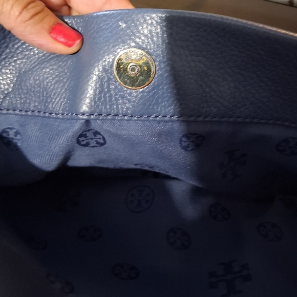 Tory Burch Navy Leather Amanda Foldover Cross body bag. - Picture 4 of 16